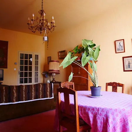 Cozy House With Courtyard Center Holiday home *